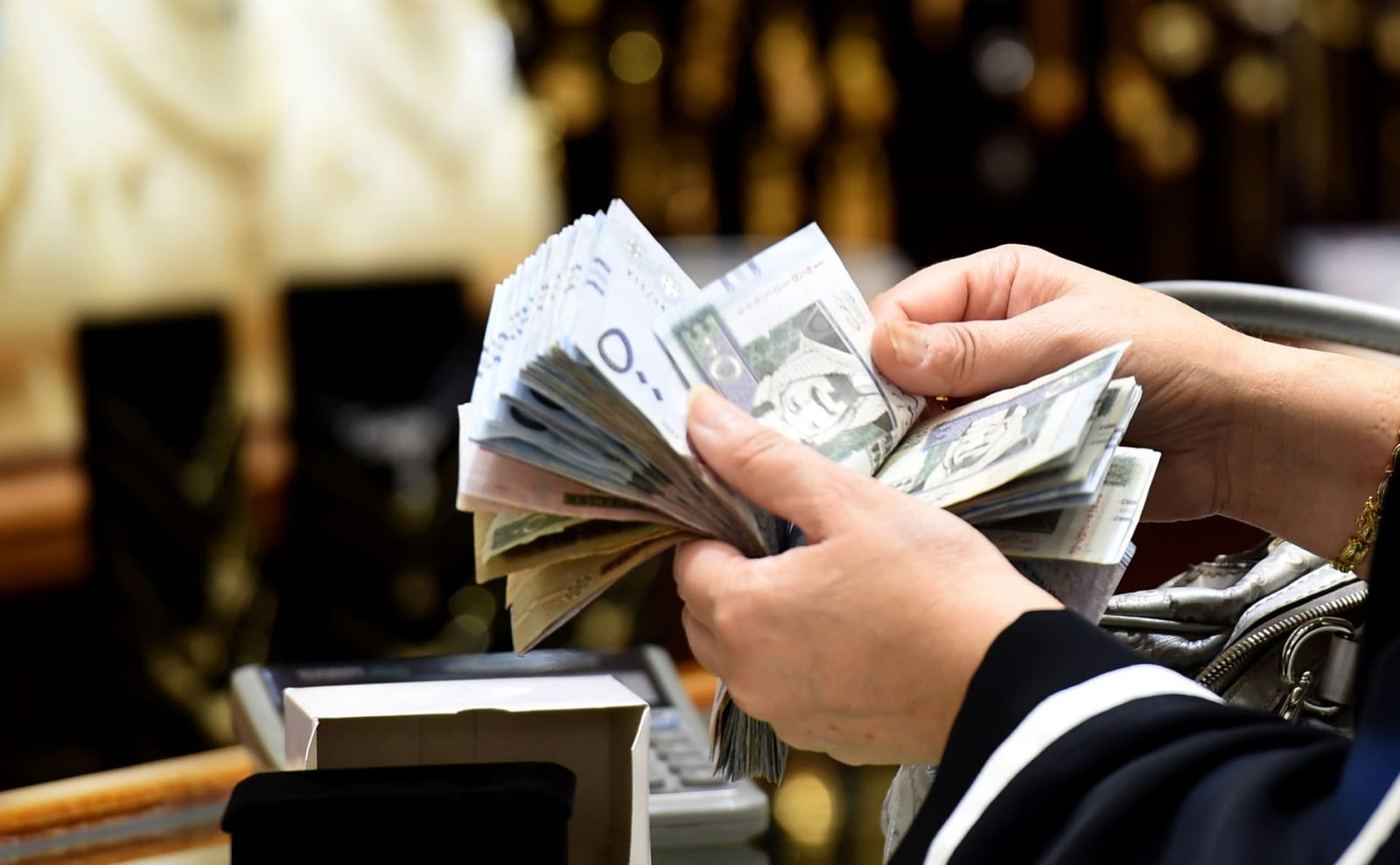زيادة ألف ريال سعودي لكل موظف بأمر ملكي 